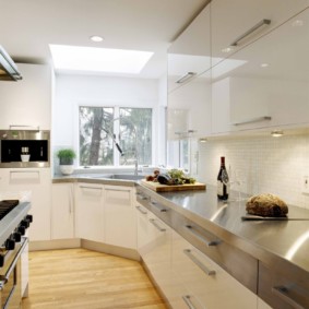 cocina con fregadero junto a la ventana interior photo