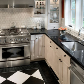 cocina con fregadero junto a la ventana ideas de interior