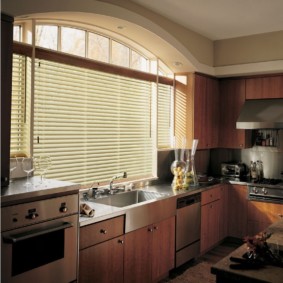 cocina con fregadero en la ventana