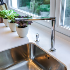 cocina con fregadero en la ventana