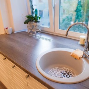 cocina con fregadero junto a la ventana opciones