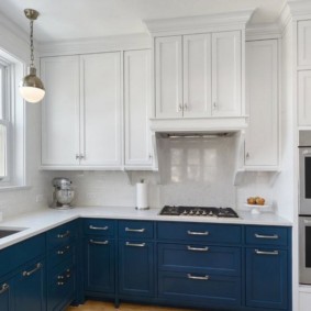 cocina con fregadero junto a la ventana vistas