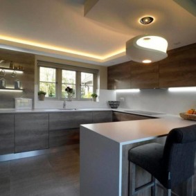 cocina con fregadero junto a la ventana vistas de fotos