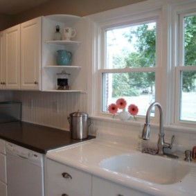 cocina con fregadero en la ventana