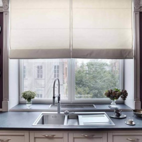 cocina con fregadero en la ventana