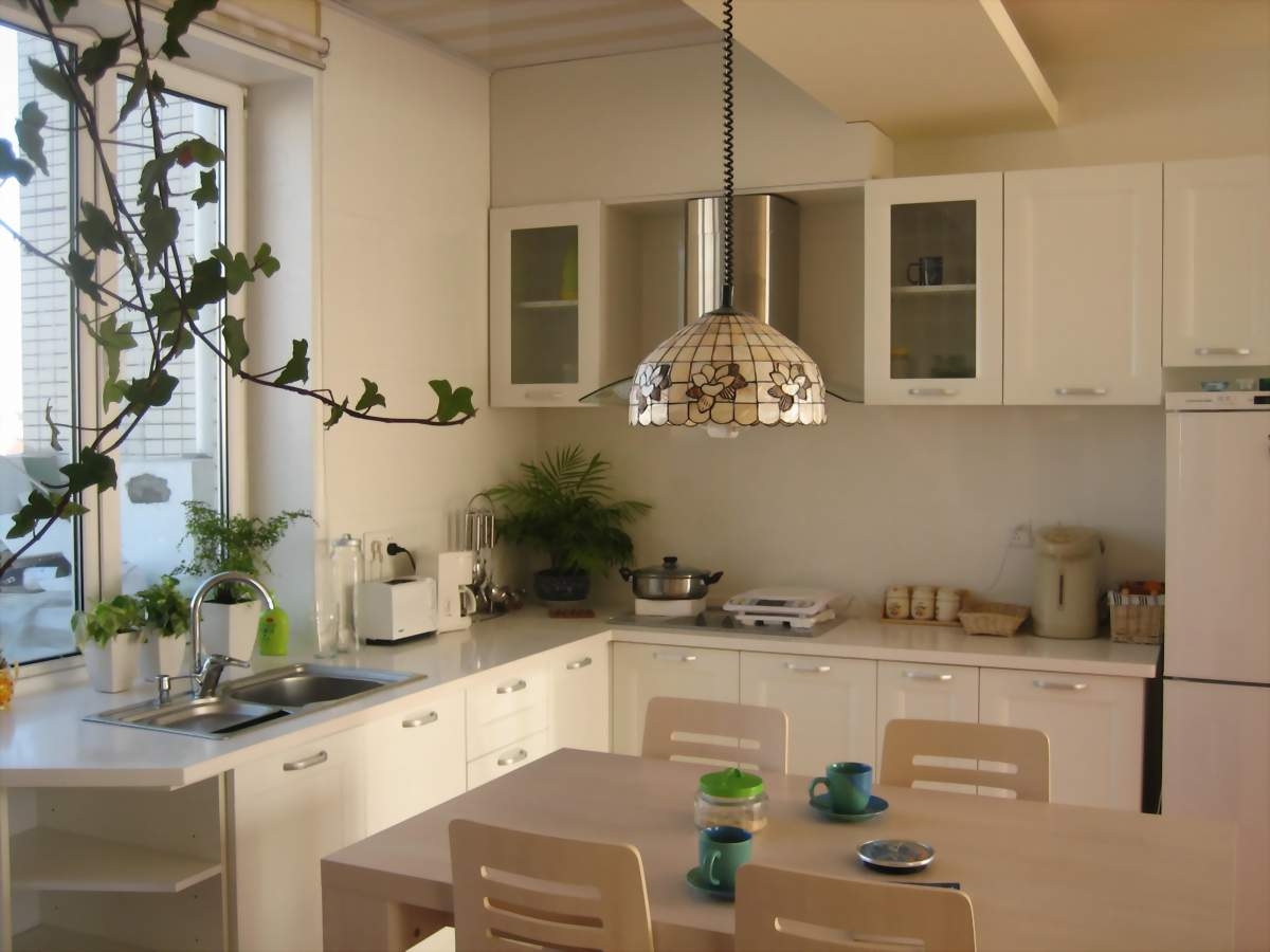 cocina con fregadero en la ventana