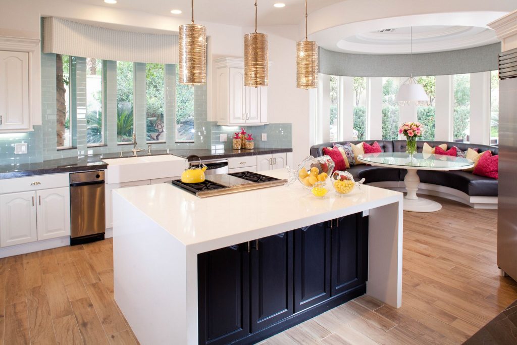 cocina con fregadero junto a la ventana photo