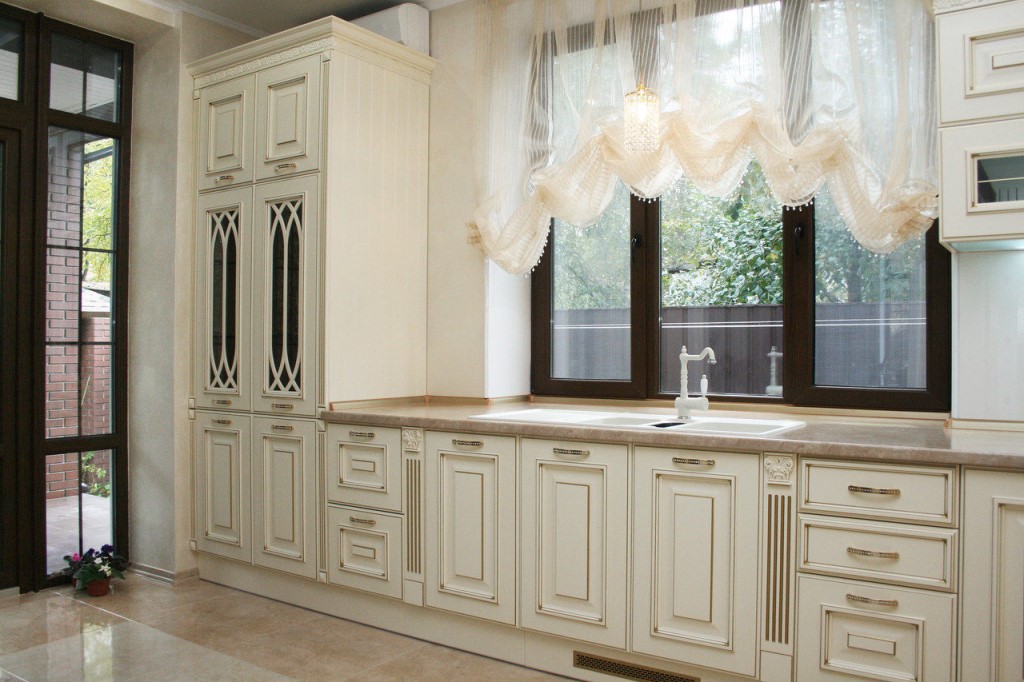 cocina clásica con fregadero