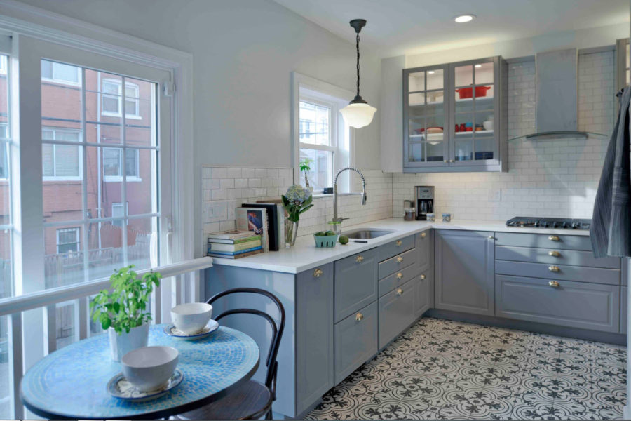 Küche mit Fenster im Essbereich