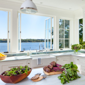 Küche mit Fenster im Arbeitsbereich Design