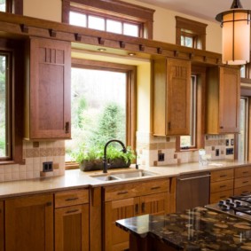 Küche mit Fenster im Arbeitsbereich