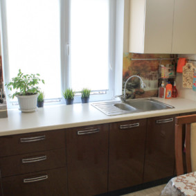 Küche mit Fenster im Arbeitsbereich Dekor