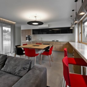 Küche mit einem Fenster im Arbeitsbereich Dekor Foto