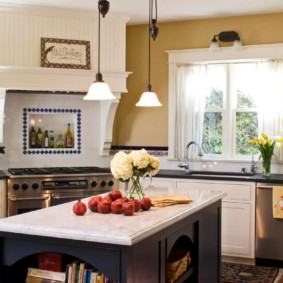 Küche mit Fenster im Arbeitsbereich Deko-Ideen