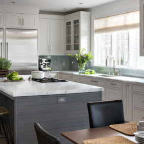 Küche mit Fenster im Arbeitsbereich Deko-Ideen