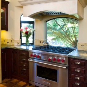 küche mit fenster im arbeitsbereich innenaufnahme