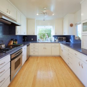 Küche mit Fenster im Arbeitsbereich