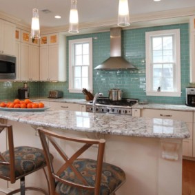 Küche mit Fenster im Arbeitsbereich