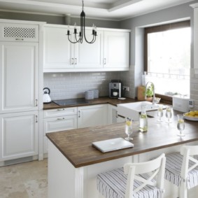 Küche mit Fenster im Arbeitsbereich