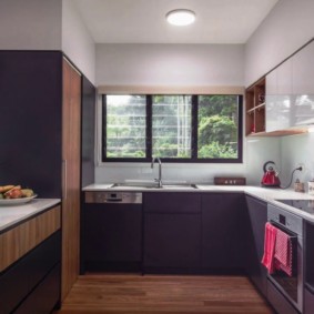 Küche mit Fenster im Arbeitsbereich