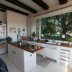 Küche mit einem Fenster im Arbeitsbereich Fotooptionen