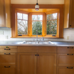 Küche mit Fenster im Arbeitsbereich