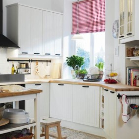 Küche mit Fenster im Arbeitsbereich