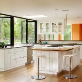 Küche mit einem Fenster im Arbeitsbereich Arten von Fotos