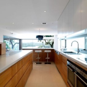 Küche mit Fenster im Arbeitsbereich