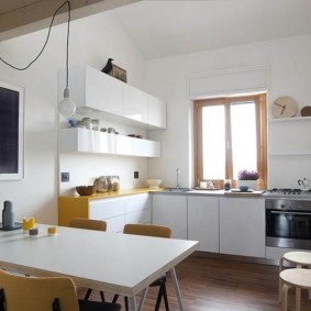 Küche mit einem Fenster im Arbeitsbereich Arten von Ideen