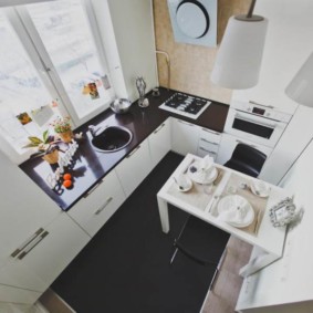 küche mit fenster im arbeitsbereich übersicht