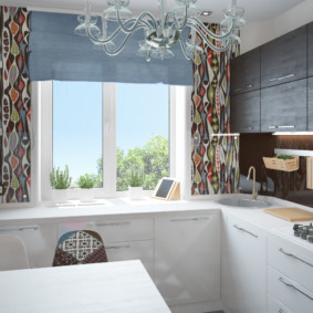 küche mit fenster im arbeitsbereich foto