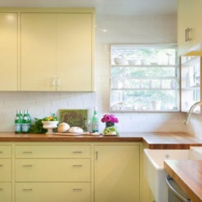 Küche mit Fenster im Arbeitsbereich