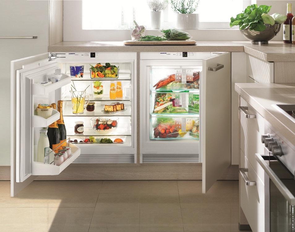 küche mit fenster im arbeitsbereich ein kühlschrank unter dem fenster