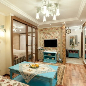 Nappe ajourée sur une table bleue