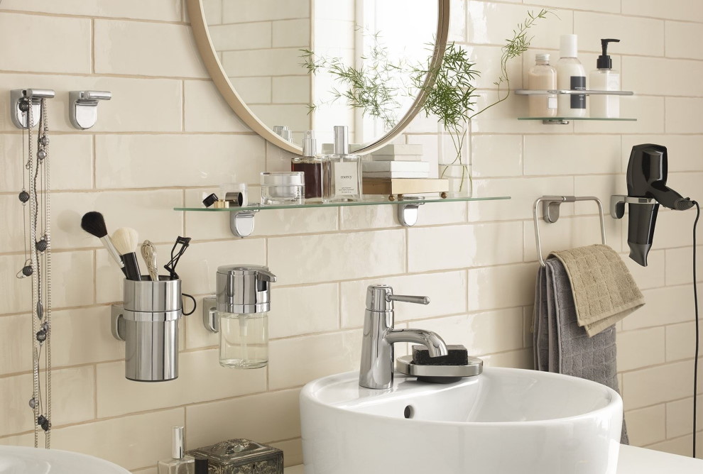 Kombine banyonun iç kısmında paslanmaz çelik aksesuarlar