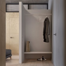 Cintre ouvert dans le couloir non meublé