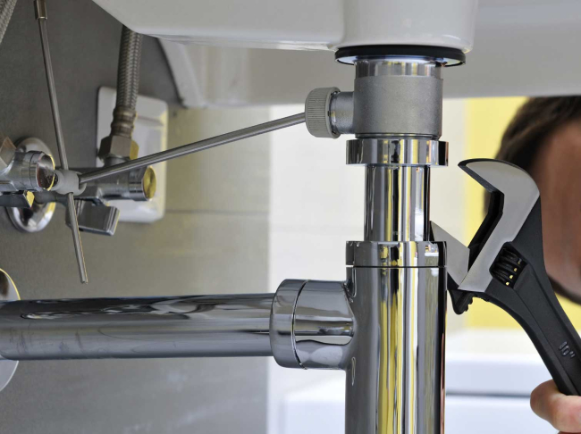 Montage d'un siphon de leur laiton chromé sur un bain acrylique