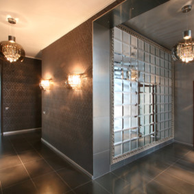 miroir mural dans le couloir