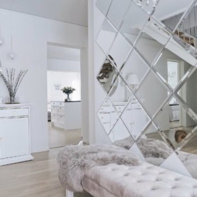 miroir mural dans le décor de couloir photo