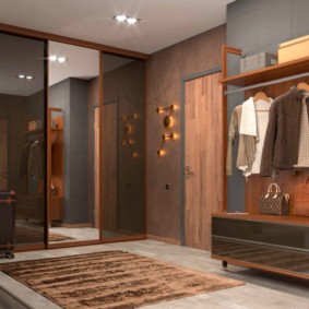 miroir mural dans le couloir