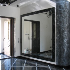 miroir mural dans le décor photo du couloir