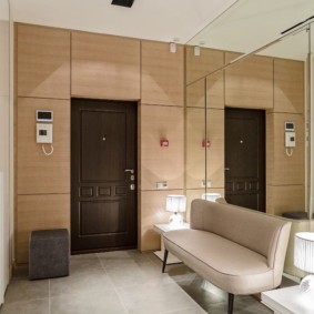 miroir mural dans le couloir