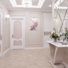 miroir mural dans le couloir