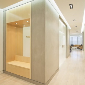 miroir mural dans le couloir