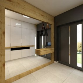 miroir mural dans le couloir