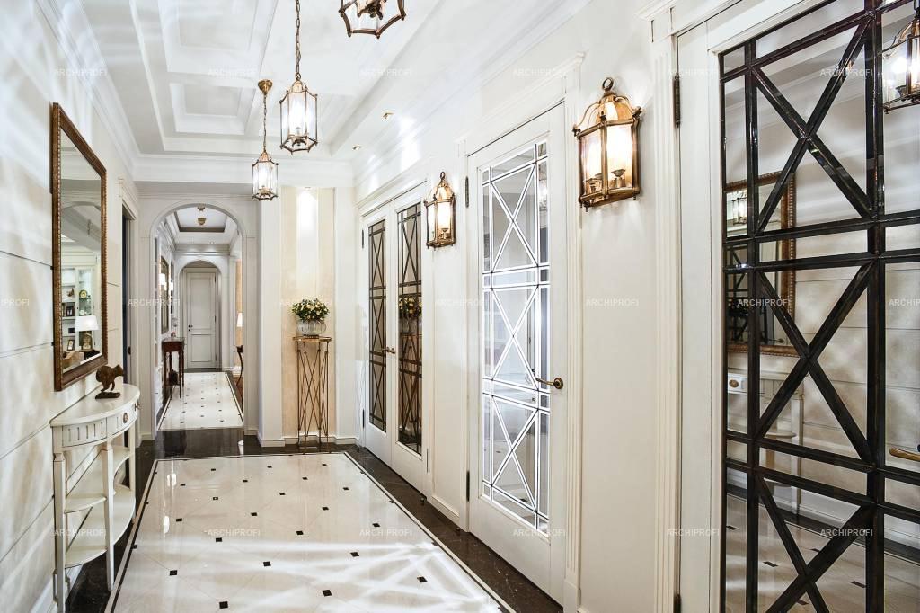 miroir mural dans le décor de couloir photo