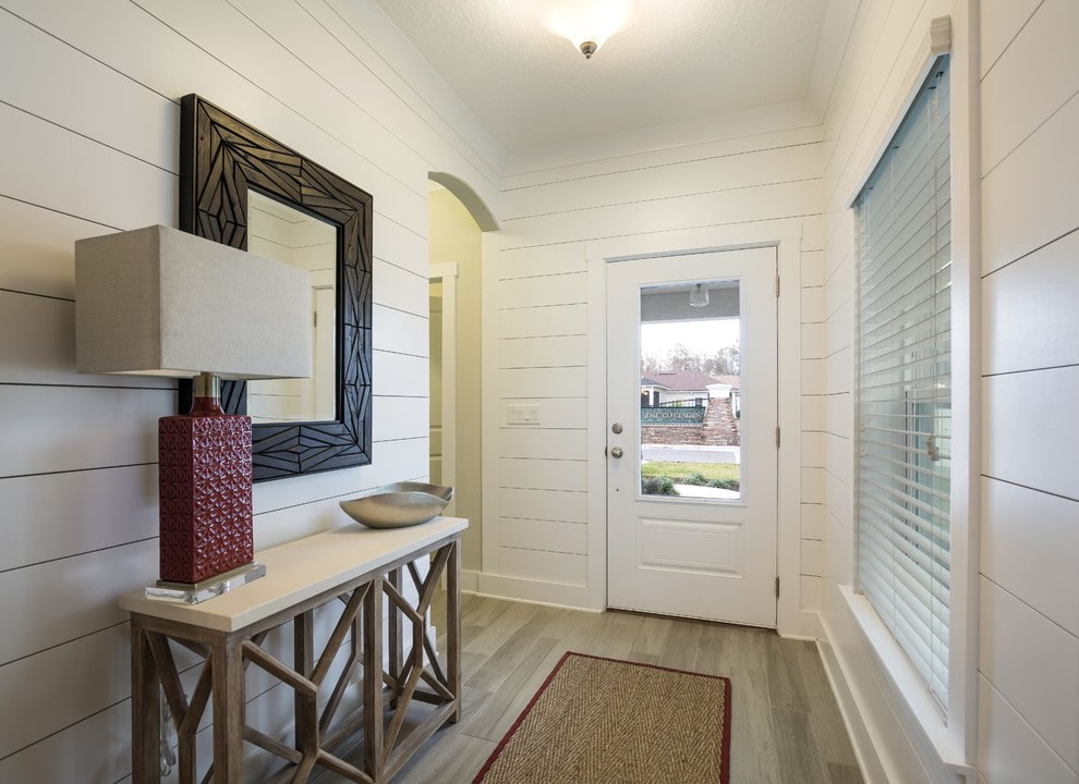 miroir mural dans le couloir dans une maison privée