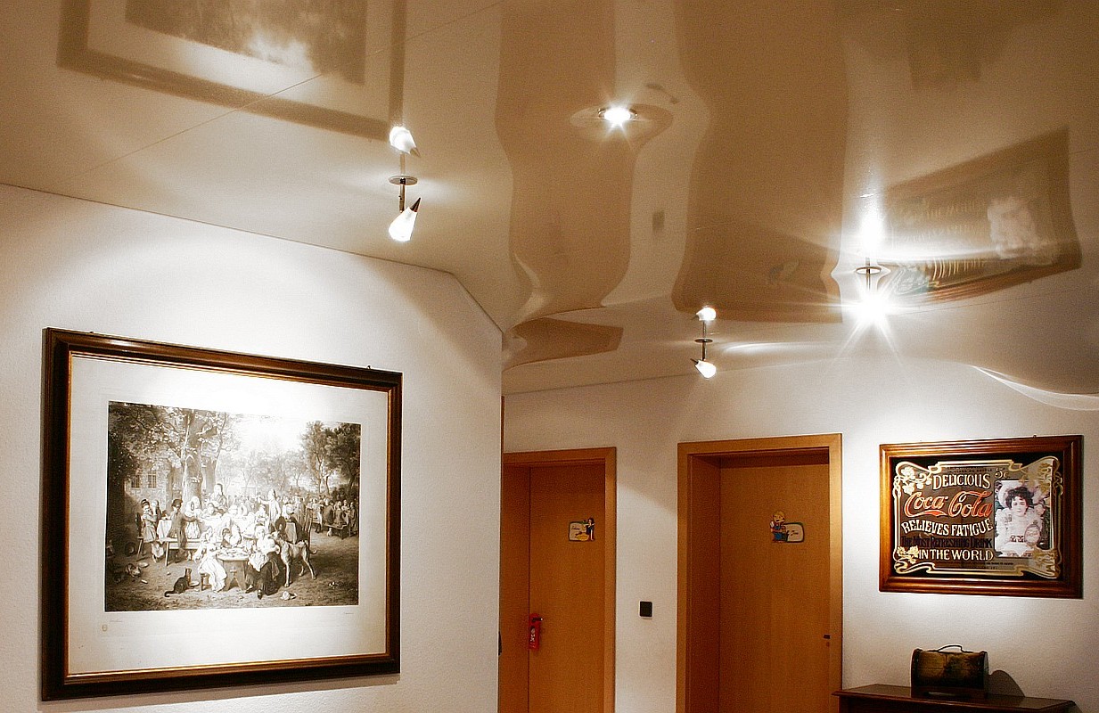 تمتد السقوف في الممر