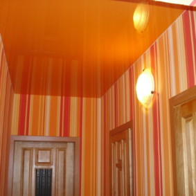 سقف تمتد في القاعة